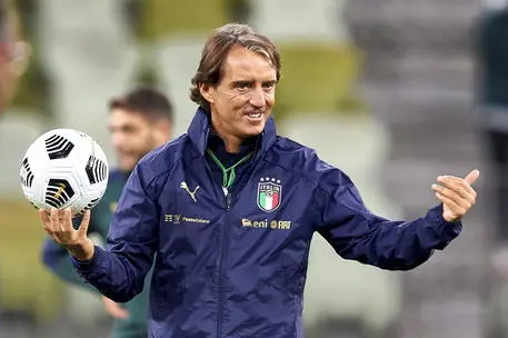 epa08734653 Italian national soccer team head coach Roberto Mancini during a training session in Gdansk, Poland, 10 October 2020. Italy will face Poland in their UEFA Nations League group stage, league A, group 1 soccer match in Gdansk, Poland on 11 October 2020. EPA/Adam Warzawa POLAND OUT