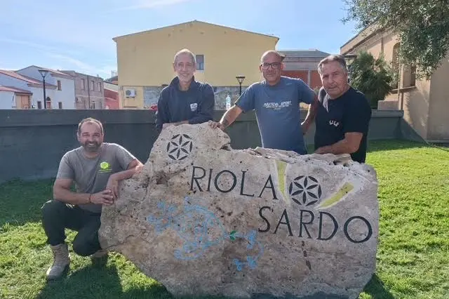 La pietra e chi ha collaborato alla posa (foto concessa)