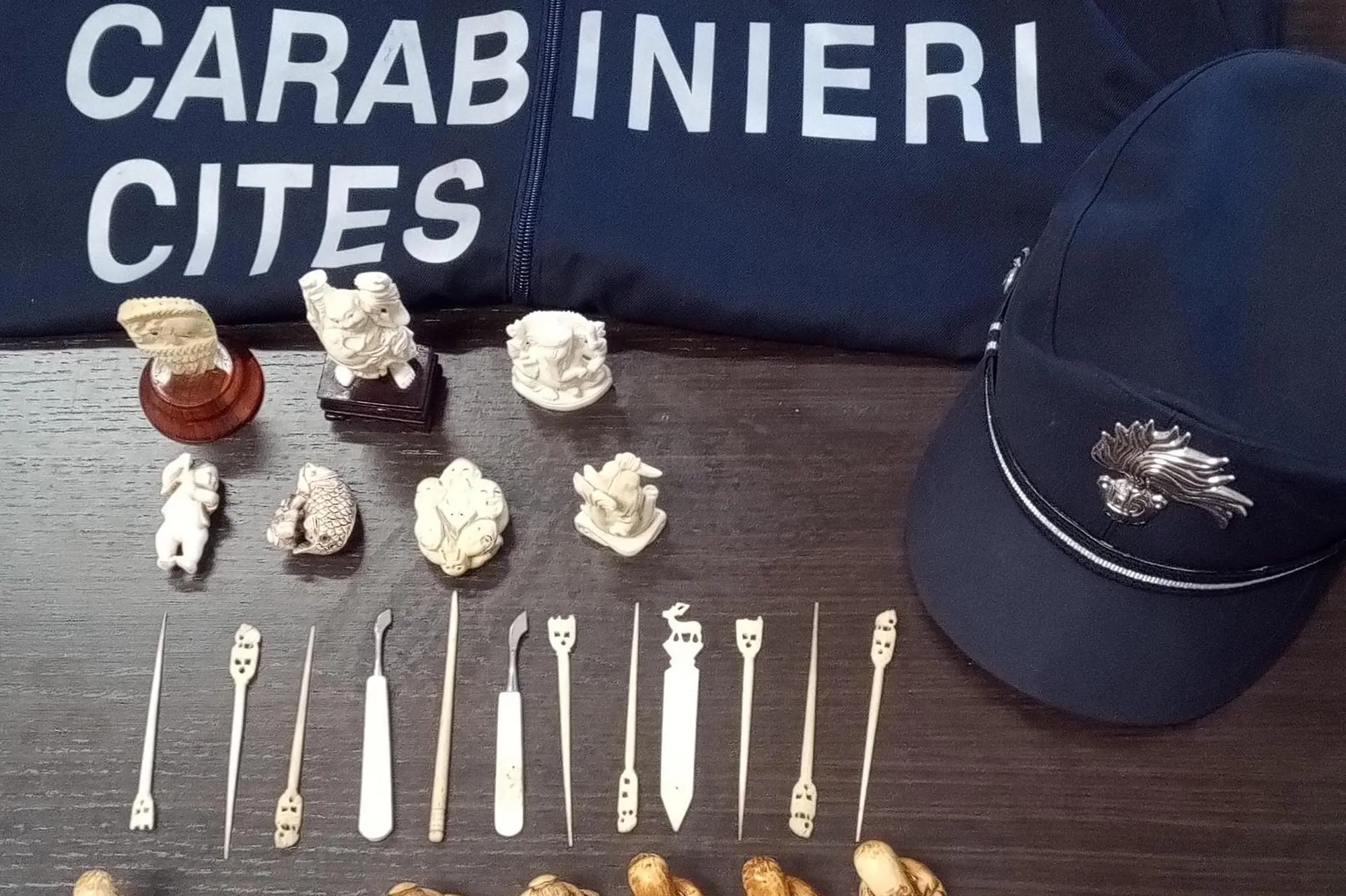 I manufatti sequestrati dai carabinieri