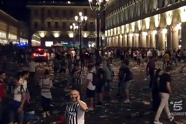 Scene di vero e proprio panico, una psicosi terrorismo causata - si scoprirà poi - da un gruppo di magrebini che spruzzarono spray urticante a scopo rapina