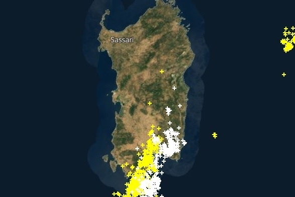 L'immagine dal satellite dei fenomeni meteorologici che stanno investendo il Sud della Sardegna (Foto L'Unione Sarda)