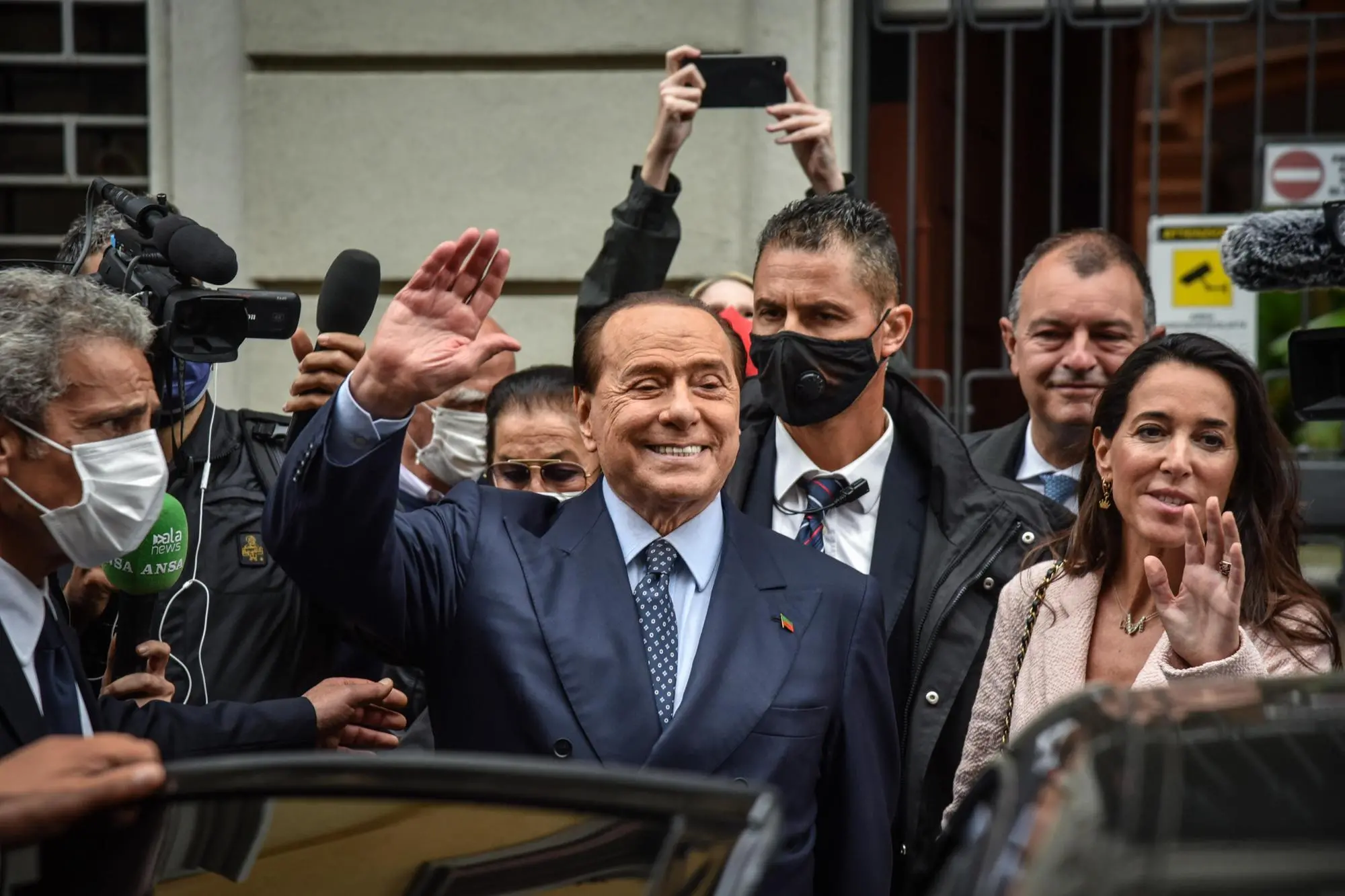 Former Italian Prime Minister and Forza Italia party leader, Silvio Berlusconi, flanked by vice president of the Forza Italia group in the Senate, Licia Ronzulli (R), after voting for municipal elections in Milan, Italy, 03 October 2021. Rome, Milan, Naples, Turin and Bologna hold municipal elections to elect new mayors and city councils on 03 and 04 October. ANSA/ MATTEO CORNER