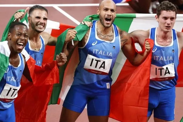 La gioia dei 4 azzurri dopo il trionfo olimpico (Ansa)