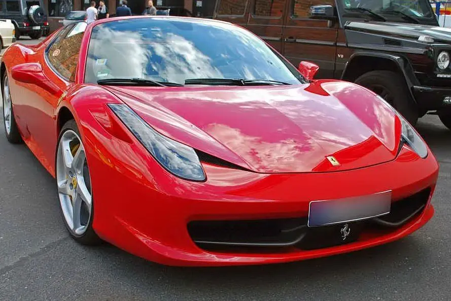Una Ferrari (foto Pixabay)