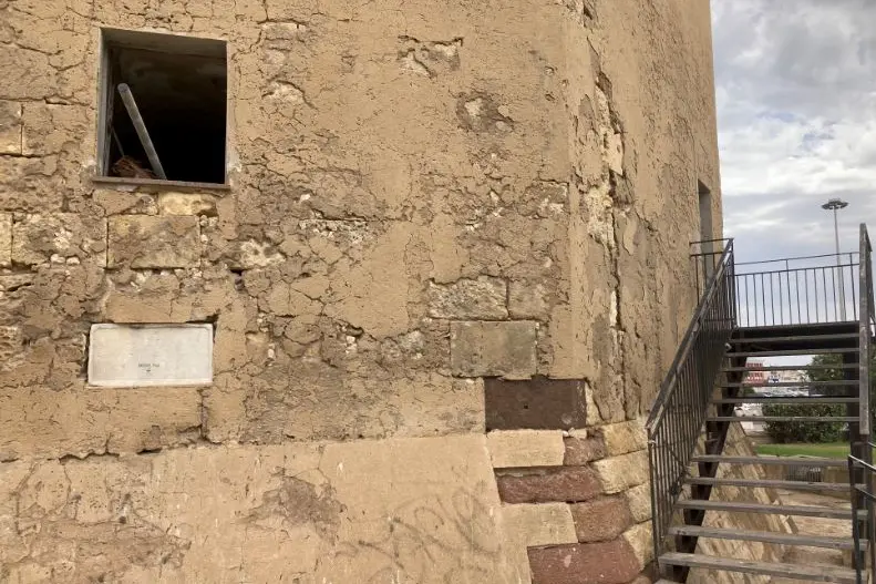 La Torre Aragonese vandalizzata (L'Unione Sarda - Pala)