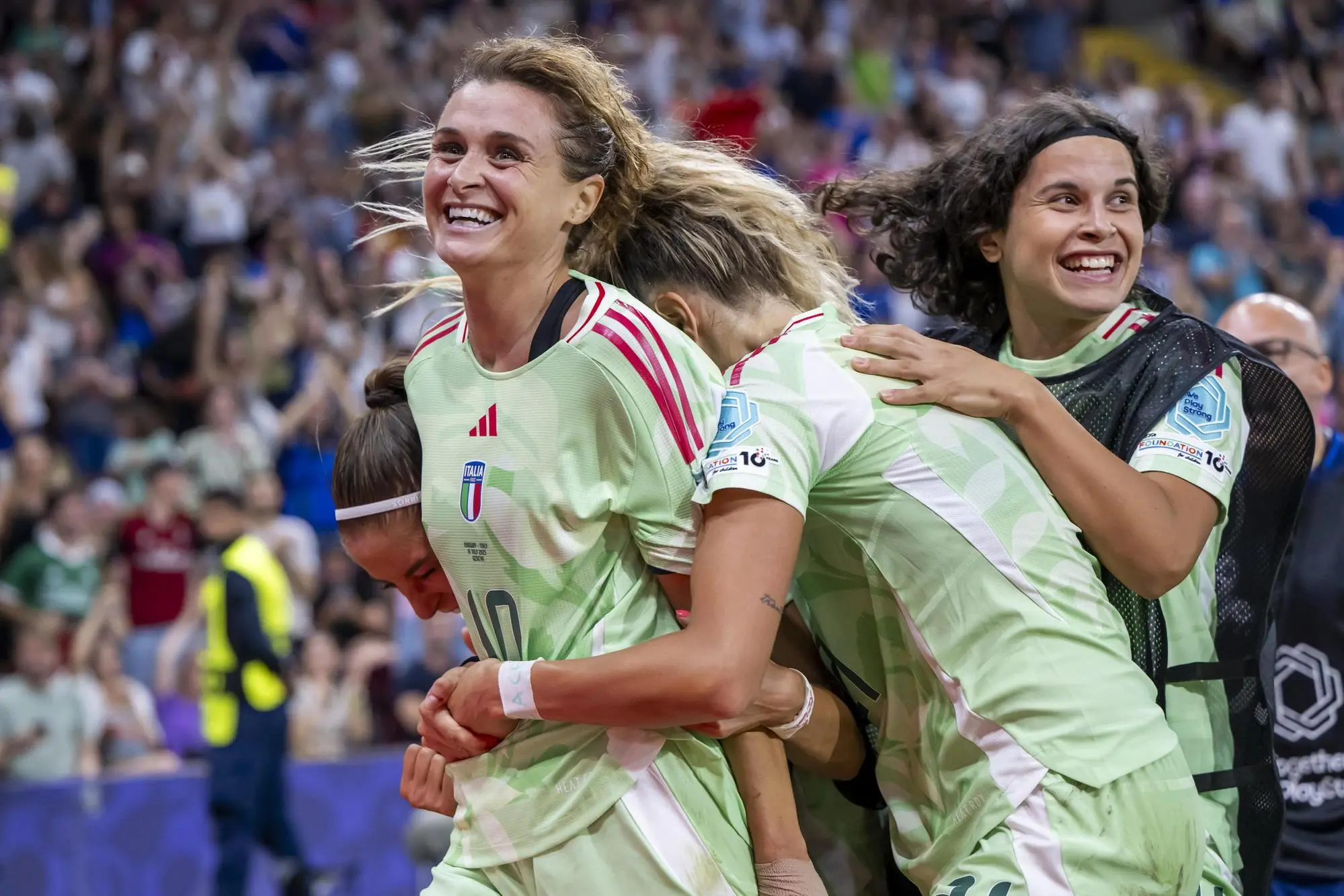 La gioia delle azzurre del calcio (foto Ansa/Epa)