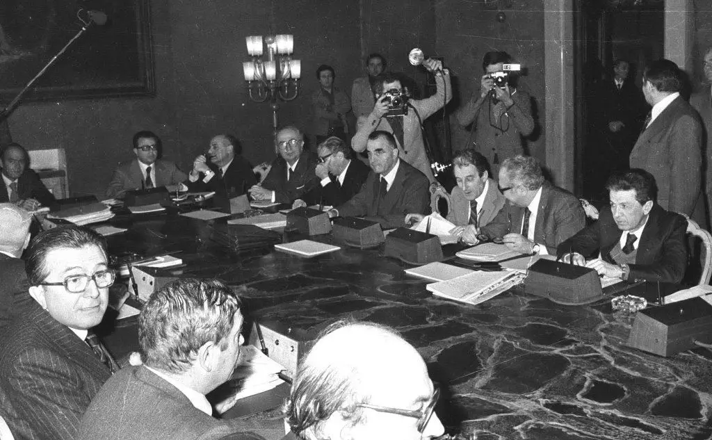 Il rapimento arriva nel giorno in cui si insedia il governo Andreotti, nato da un accordo tra Dc e PCI