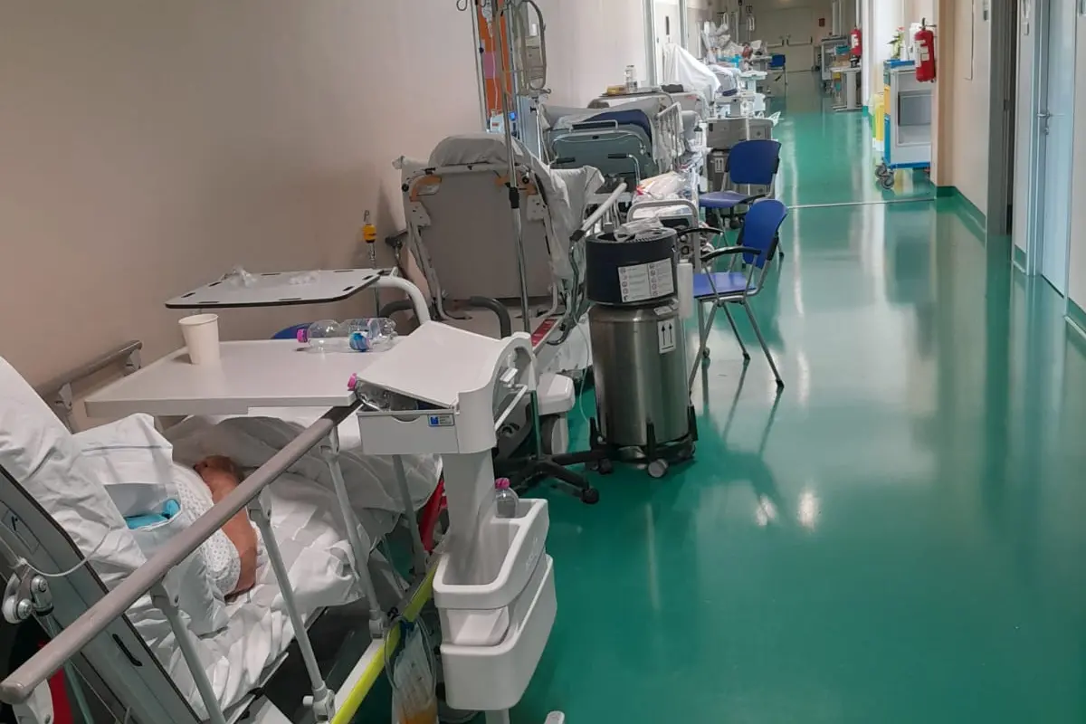 Barelle nei corridoi Aou di Sassari