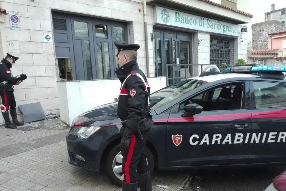 I carabinieri davanti al Bancomat
