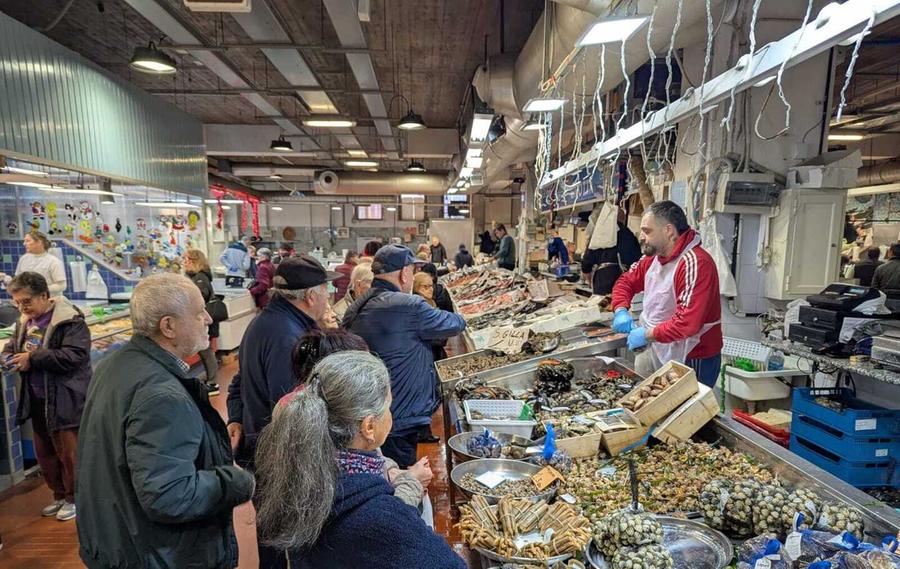 Non solo spesa e carrelli: il mercato di via Quirra  diventa spazio espositivo