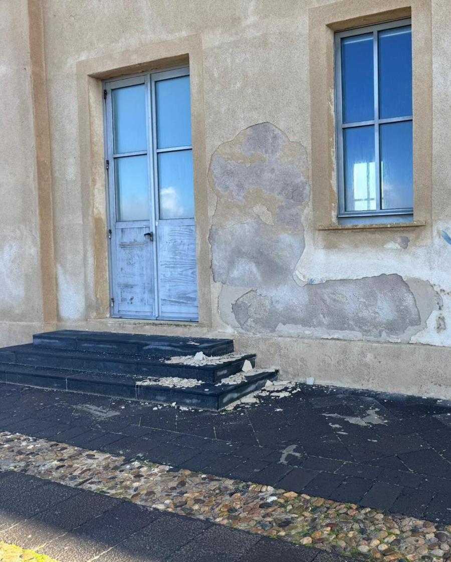 Cade a pezzi la facciata del dipartimento di Architettura