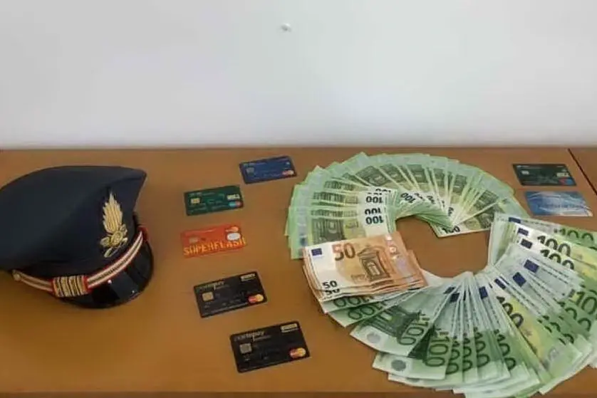 I soldi e le carte sequestrate (Foto Guardia di Finanza)