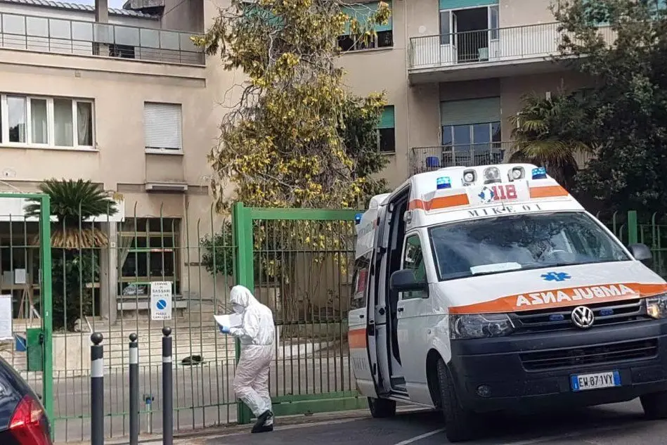 Un'ambulanza davanti a Casa Serena (Foto G.L. Deidda)