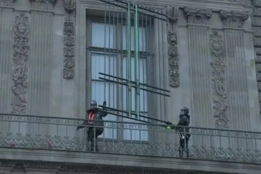 Al Louvre installata infine una grata sulla finestra del furto