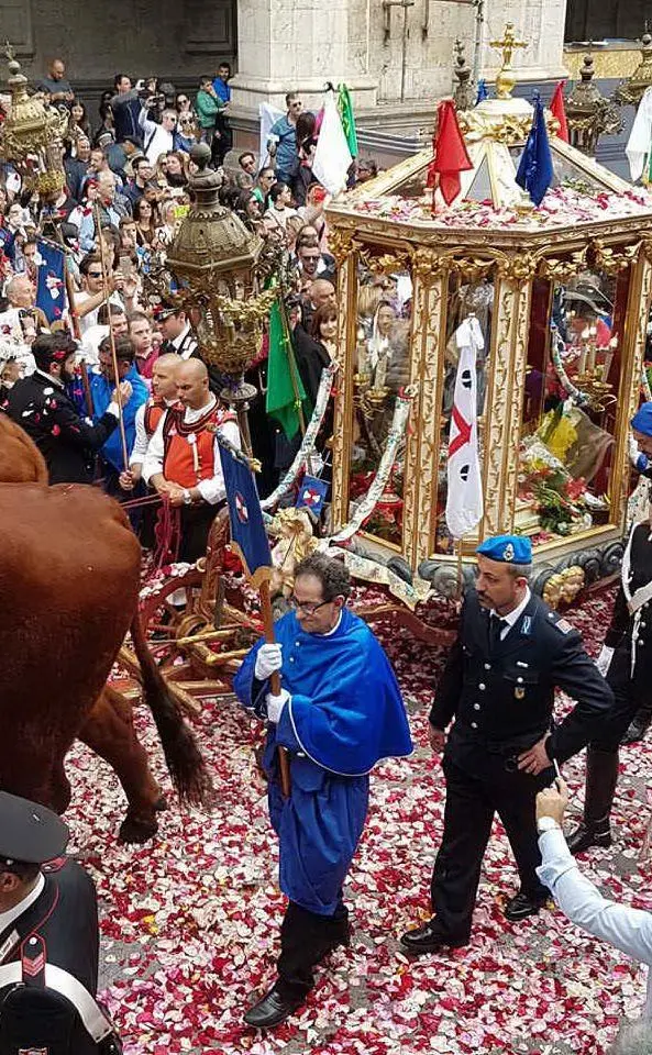 Il cocchio passa in via Roma (foto Paolo Santus)