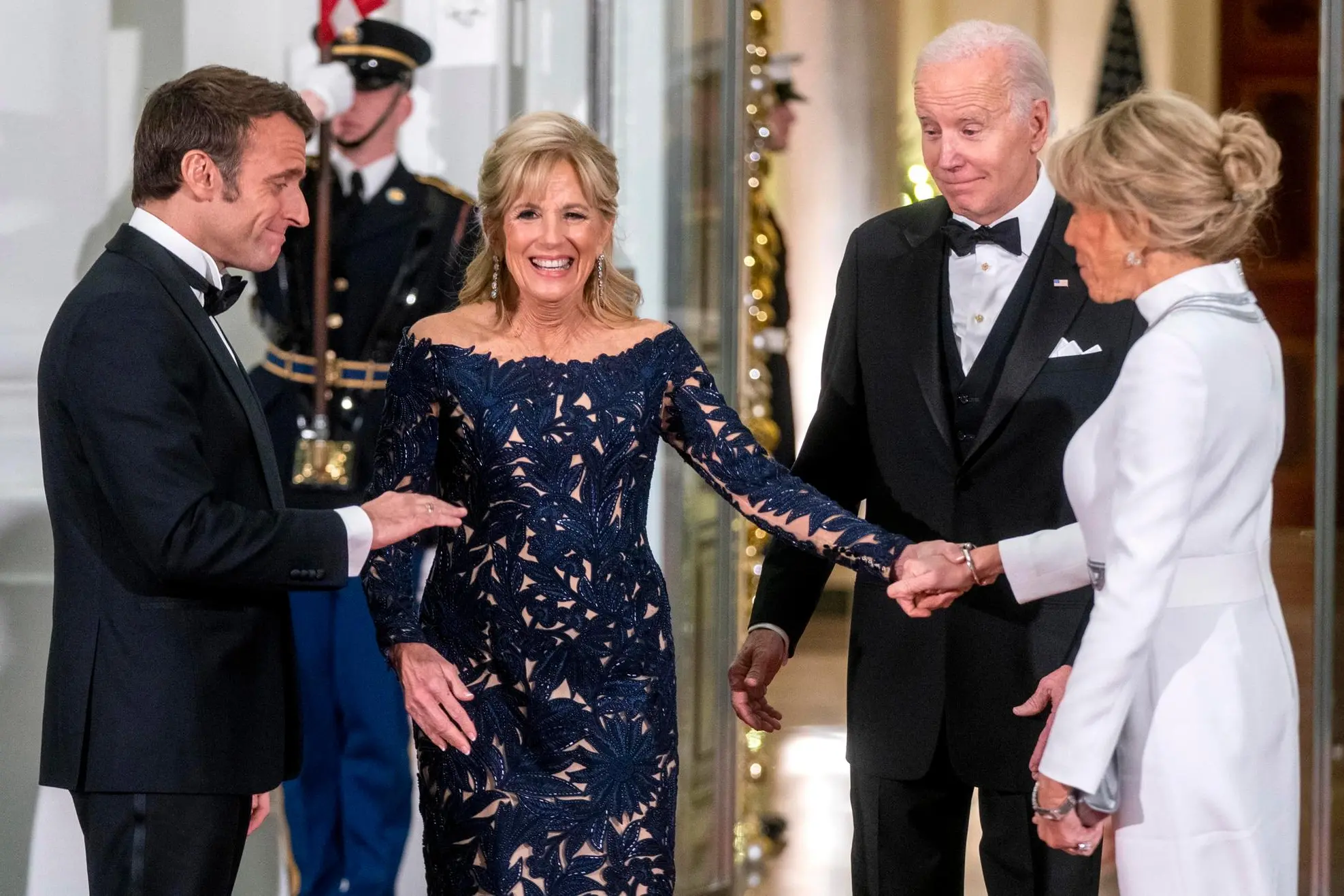 Joe Biden, Emmanuel Macron e le rispettive mogli (Ansa)