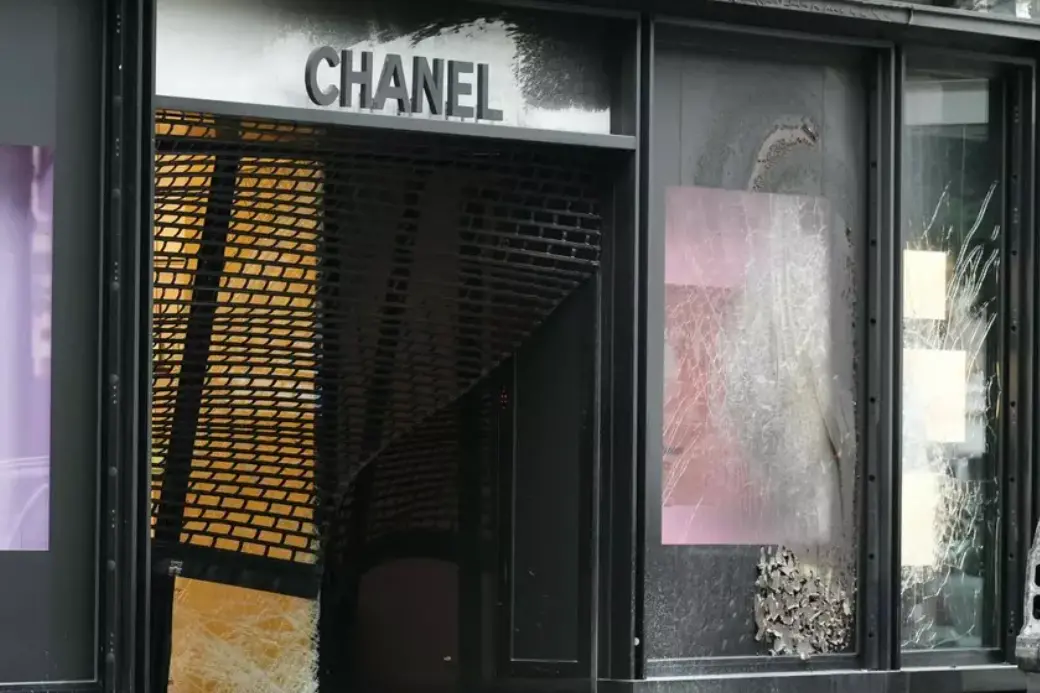 La boutique Chanel nei pressi degli Champs-Elysées a Parigi svaligiata nel 2024
