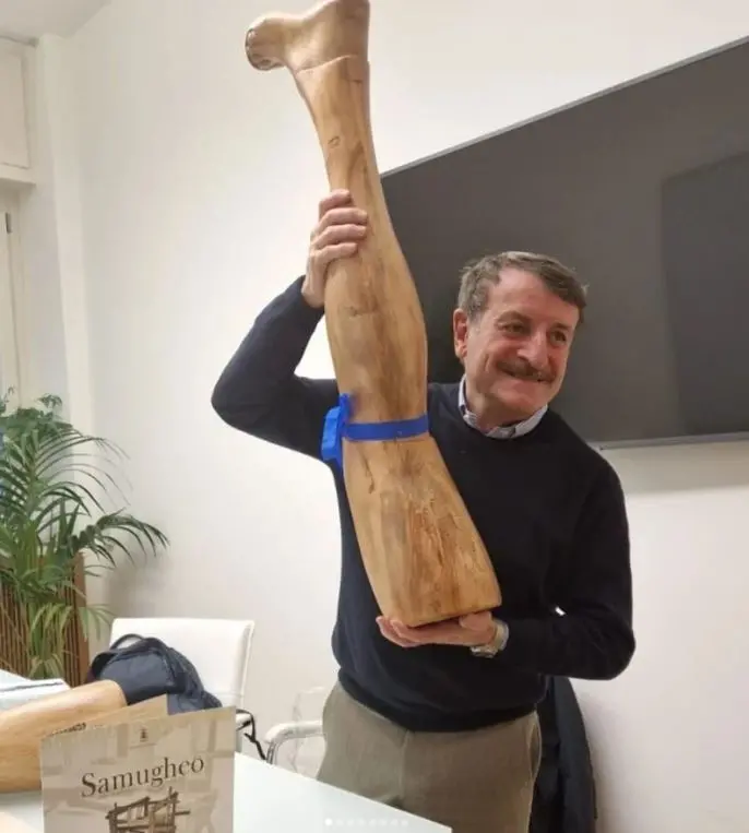Giacomo Poretti con la \"gamba sarda\" (foto Facebook Gabriele Mura)