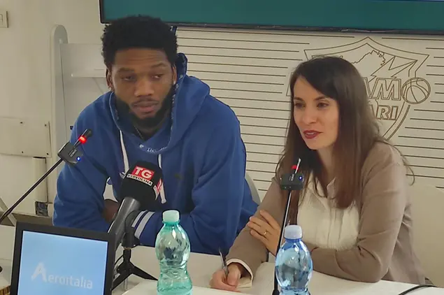L'ala Alfonzo McKinnie (archivio-foto G. Marras)