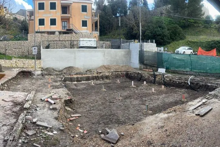 I cantieri di avvio della piscina a Codrongoanos (foto concessa)