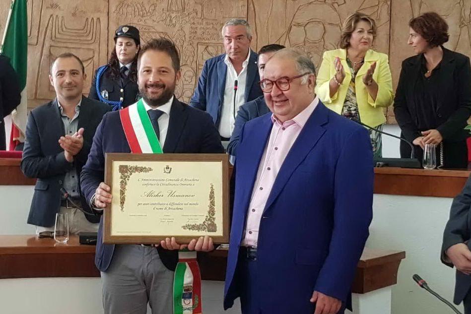 Alisher Usmanov con il sindaco di Arzachena (Archivio L'Unione Sarda)