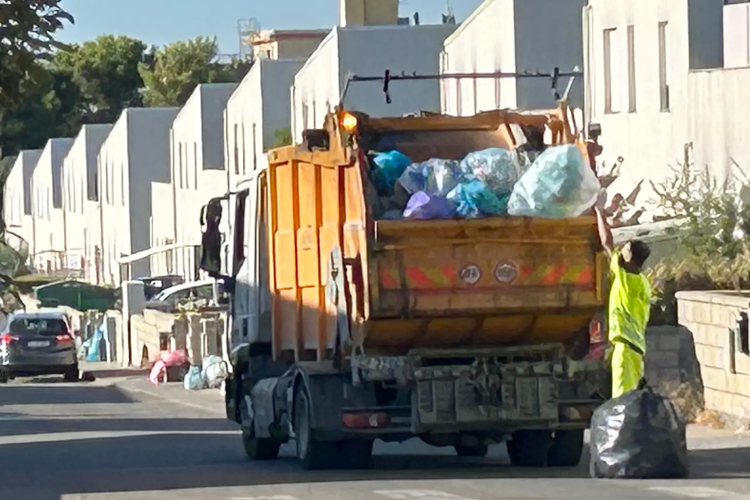 La raccolta della plastica nel Sulcis (foto Fabio Murru)