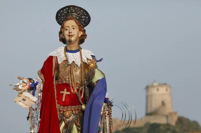 La statua di Sant'Efisio in processione da Cagliari a Pula (Ansa)