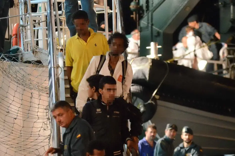 Uno sbarco di migranti: fra loro anche gli scafisti