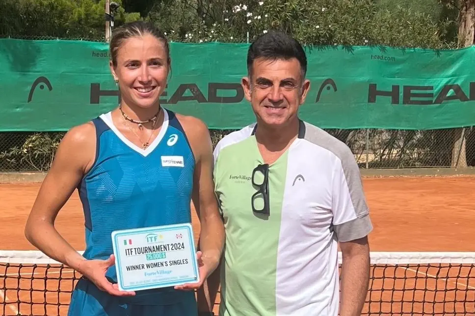 Matilde Paoletti premiata dal direttore del torneo Alessandro Porcu