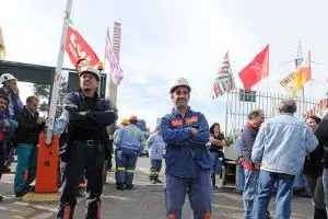 Il blocco degli operai dell'Alcoa davanti ai cancelli dello stabilimento