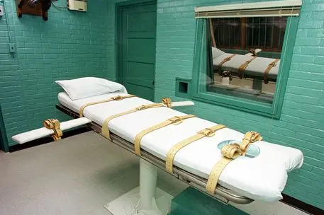 HOU01 - 20000229 - HUNTSVILLE, UNITED STATES : This 29 February, 2000, photo shows the "death chamber" at the Texas Department of Criminal Justice Huntsville Unit in Huntsville, Texas, where convicted murderer Odell Barnes is scheduled to die by lethal injection 01 March. Barnes was convicted of the 1989 murder of his girlfriend. French President Jacques Chirac asked former US President George Bush 24 February to intervene and save Barnes' life, in light of new evidence discovered by lawyers in 1997 which they said showed Barnes was framed by police investigating the murder. A pardon for Barnes must come from Texas Gov. George W. Bush, son of the former president and Republican presidential hopeful. The executioners room is behind the glass window, and the injection is administered via tubes that pass through the opening (C) in the wall. EPA PHOTO AFP/PAUL BUCK/pkb/rix