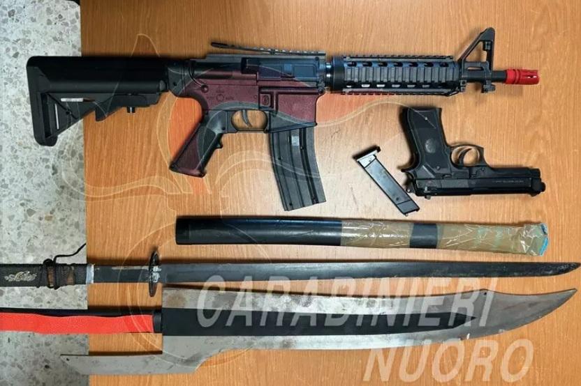 Onanì, in casa spade e armi soft air senza tappo rosso: denunciato