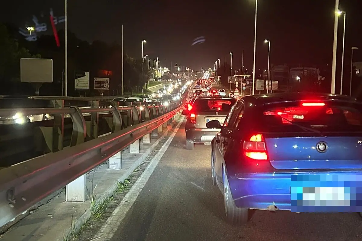 Le auto in colonna sull'asse mediano