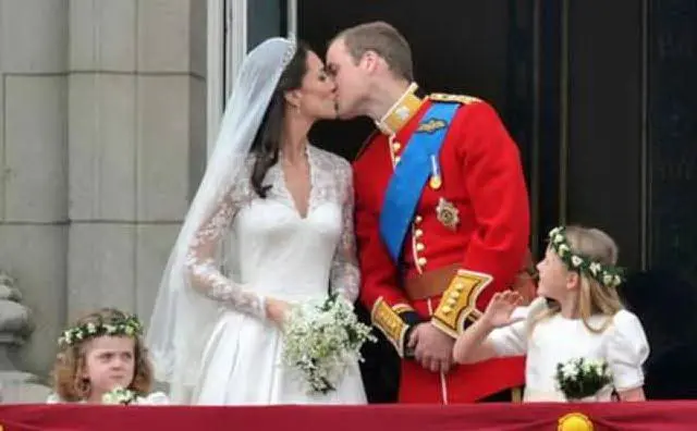 Il bacio nel giorno del matrimonio (foto Ansa e Wikipedia)