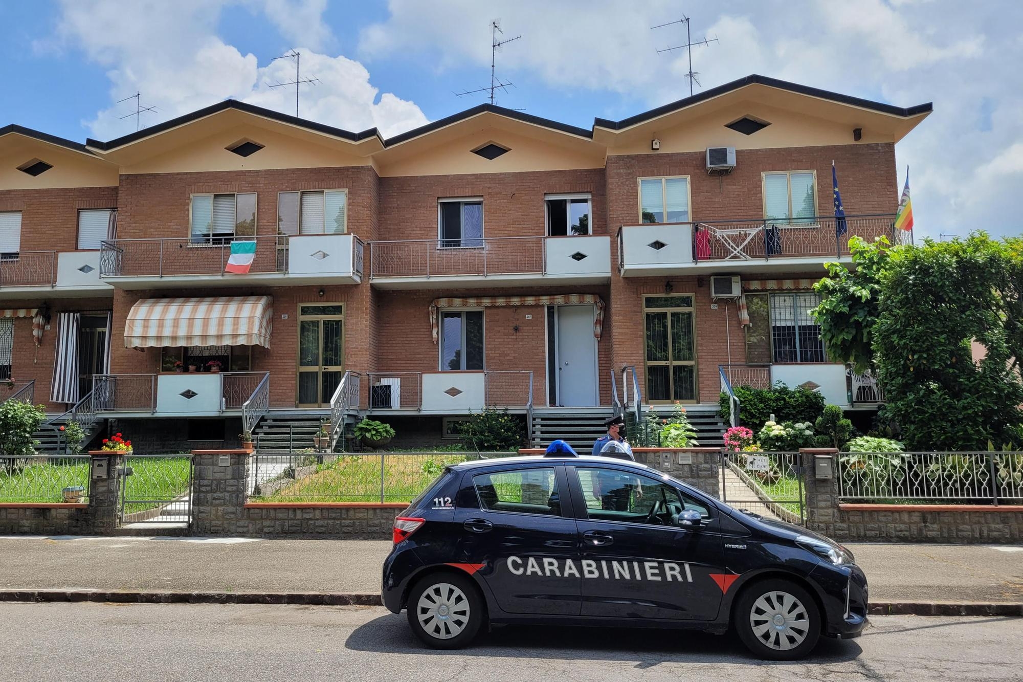 I carabinieri davanti alla villetta a schiera di Soliera in provincia di Modena dove un bambino di 13 mesi sarebbe caduto da un'altezza di tre metri mentre era in casa con la baby sitter, Soliera (Mo), 31 maggio 2022. ANSA /ELISABETTA BARACCHI