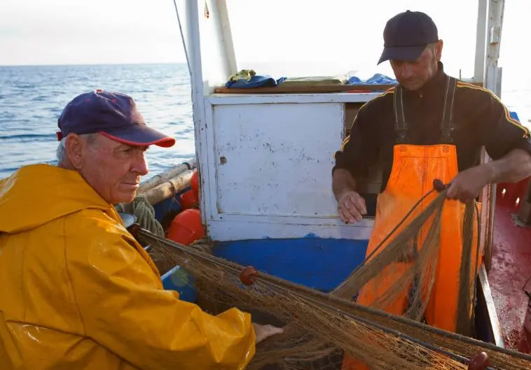Pescatori raccolgono i rifiuti marini (foto concessa)