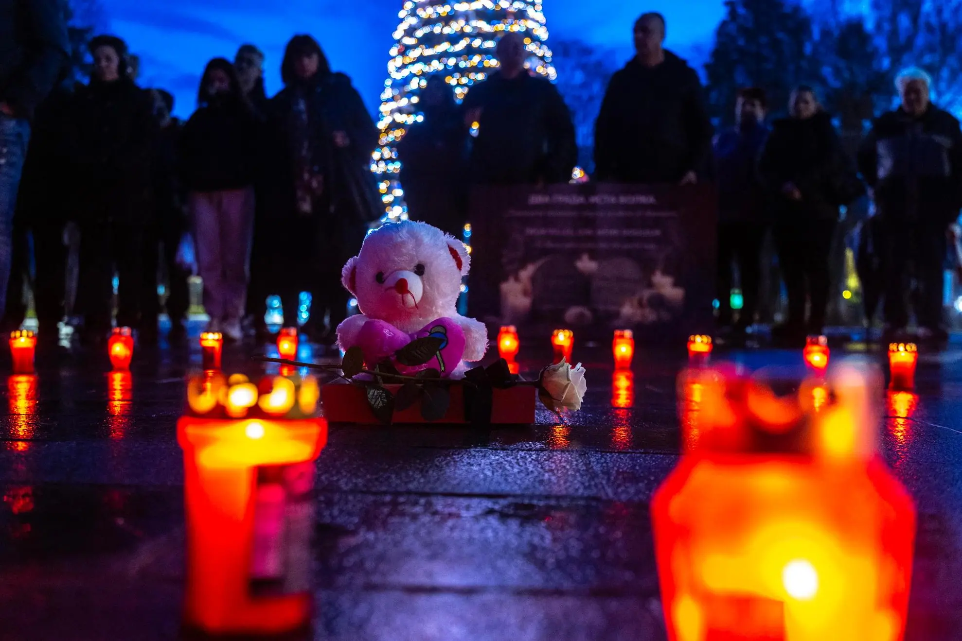 Una commemorazione delle vittime di Crans Montana (Ansa)