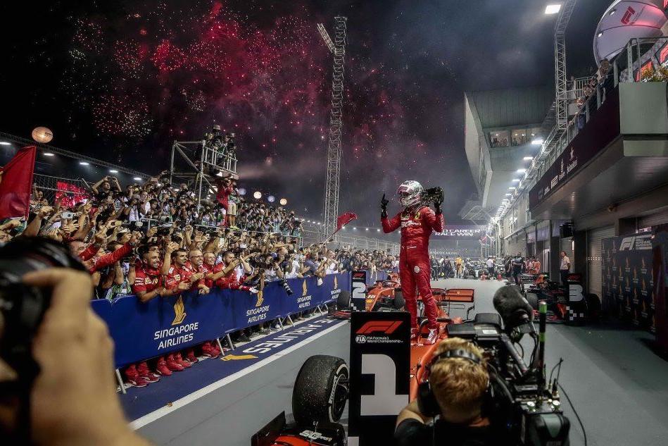 Singapore, splendida doppietta Ferrari: Vettel su Leclerc, poi Verstappen