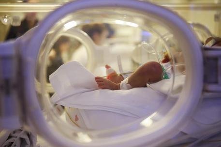 Covid, bimba di 7 mesi in terapia intensiva: “Compromesso il 50% dei polmoni”