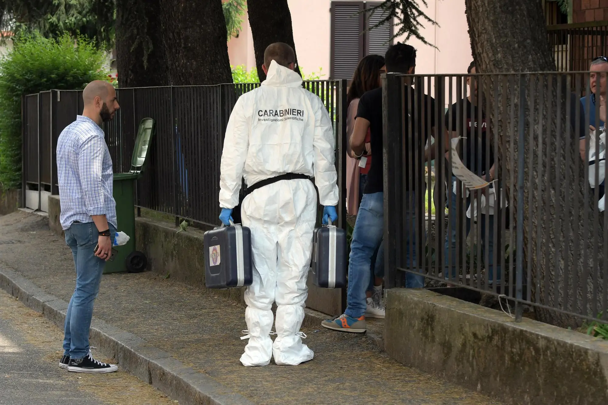 I Carabinieri sul luogo dove una donna di 84 anni Ã¨ stata trovata morta, a Melzo (Milano), 26 maggio 2022. Il corpo, che era in avanzato stato di decomposizione, giaceva dentro una vasca da bagno. ANSA / Andrea Canali