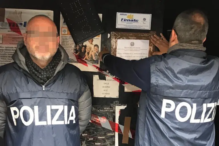 Sigilli a un locale di Sassari (foto Polizia)
