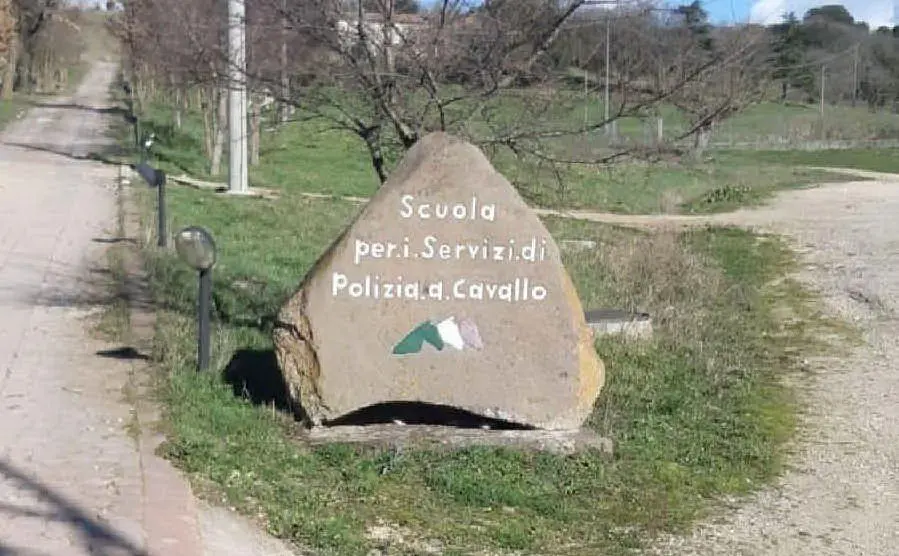 L'indicazione della scuola di polizia di Foresta Burgos (foto L'Unione Sarda - Tellini)