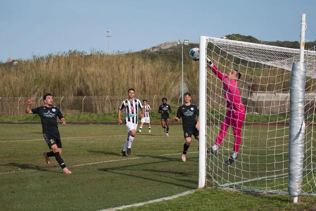 Un intervento del portiere dell'Ossese contro il Santa Teresa (foto Paolo Molino)
