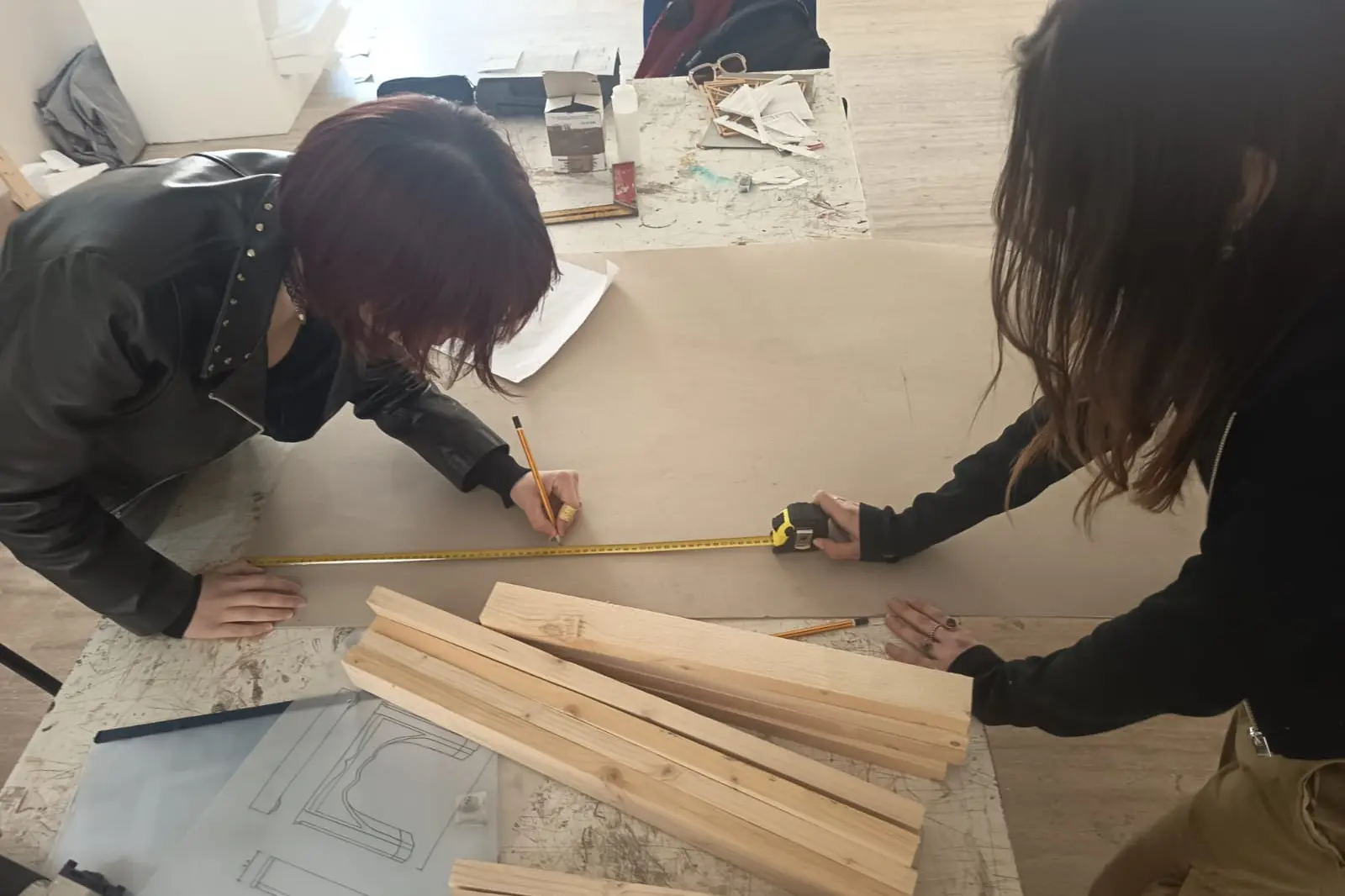 La progettazione della scenografia (foto ufficio stampa)