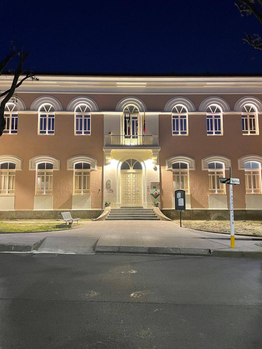 Mandas, il Municipio illuminato nella notte di Pasqua: il gesto simbolico per la comunità