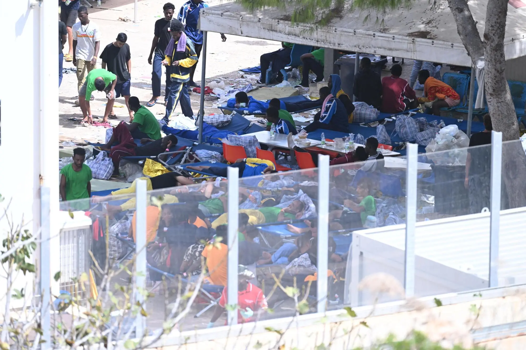 Migranti all'interno dell'hotspot di Lampedusa (Ansa)