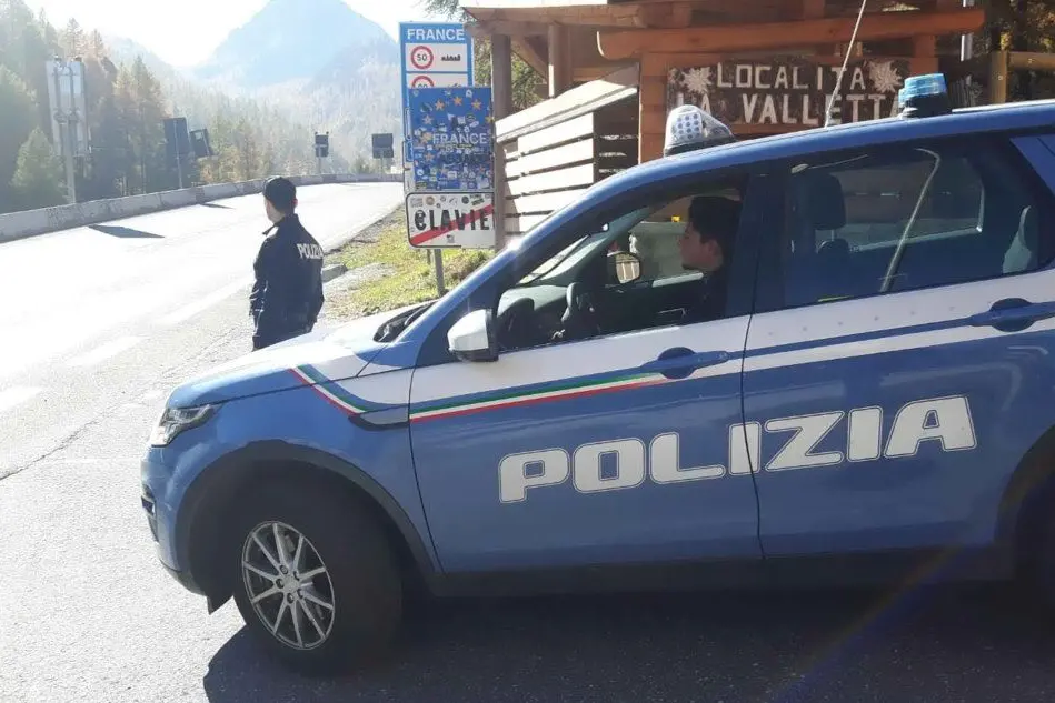 Agenti di polizia (Ansa)