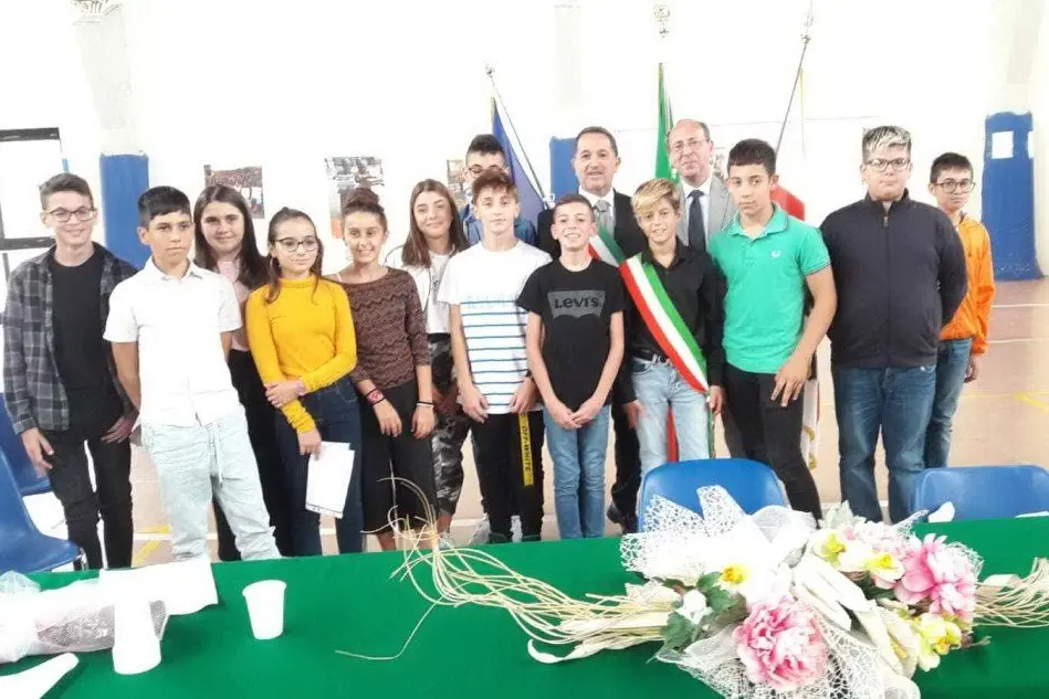 Il Consiglio comunale dei ragazzi insieme al prefetto e al sindaco (L'Unione Sarda - foto Sanna)
