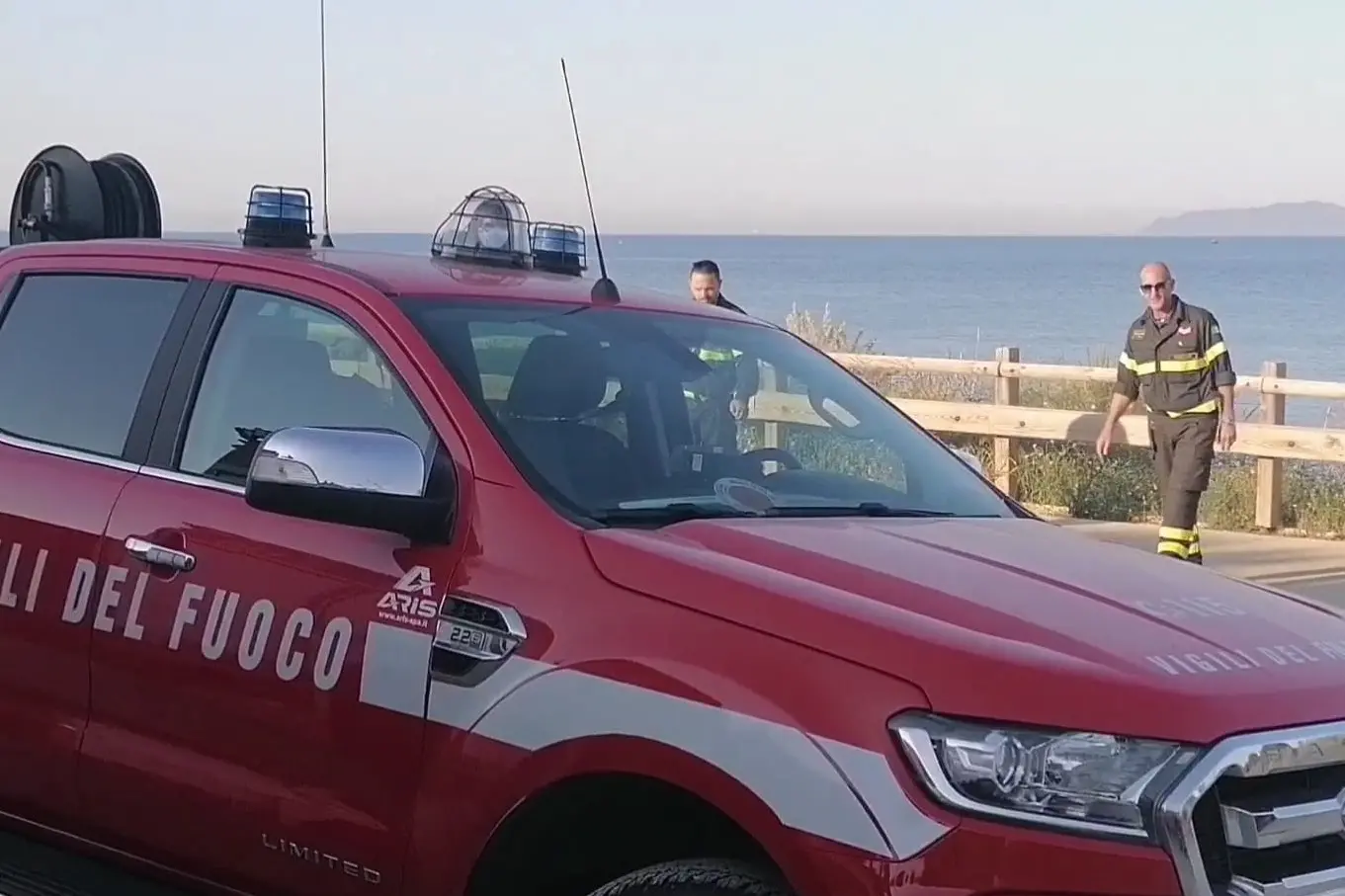 Vigili del fuoco nella zona di Calamosca (L'Unione Sarda)