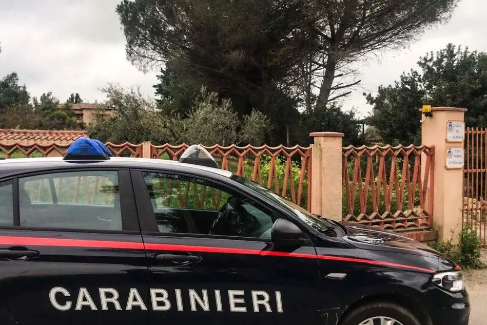 I carabinieri davanti alla casa degli anziani rapinati (foto Angelo Cucca)